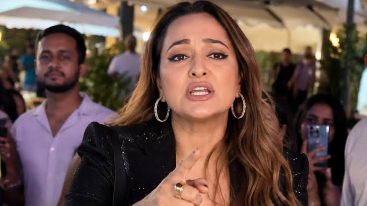 images (26) Sonakshi Sinha Firmly Sets Boundaries with Paparazzi, Refuses to Leave Until Cameras Are Lowered