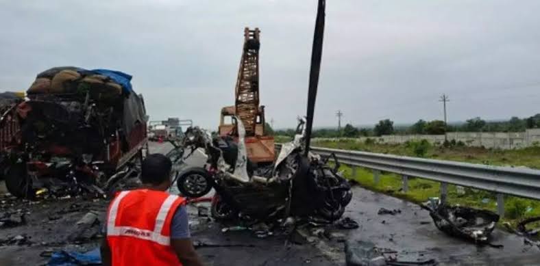 images (31) Six Dead After Truck Crashes Into Car on Maharashtra’s Samruddhi Expressway in Wardha