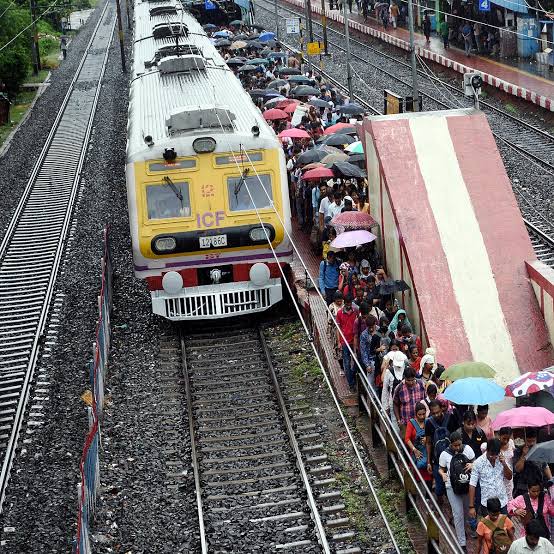 images (61) Two Injured After Late-Night Clash on Mumbai Local Train Raises Fresh Safety Concerns