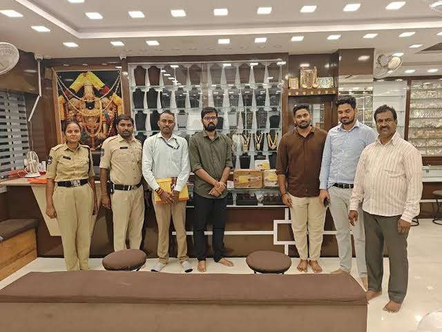 images (62) BIS Seizes ₹10 Crore Worth of Non-Hallmarked Gold Jewellery in Major Warangal Enforcement Drive