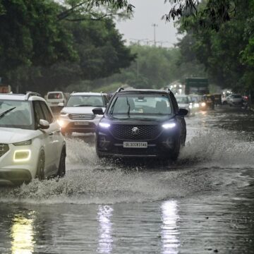 20260824560L Heavy Rain Batters Delhi, Widespread Waterlogging Brings Traffic to a Crawl