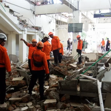 INDONESIA-QUAKE--27_1786780141571 Powerful 7.7-Magnitude Earthquake Hits Indonesia’s Flores, Killing 20 and Triggering Tsunami Alert
