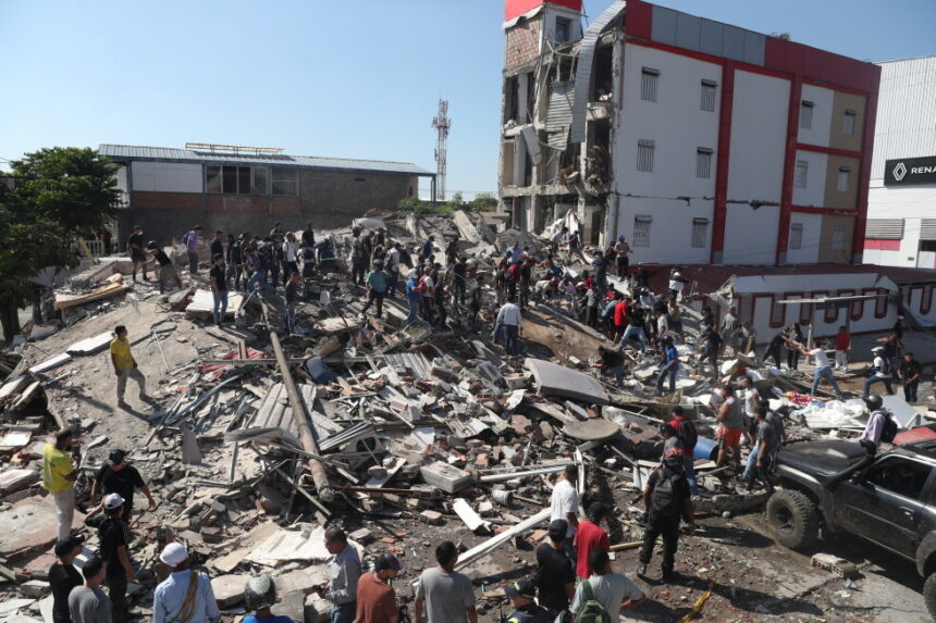 download 7.4-Magnitude Earthquake Devastates Colombia, Killing 111 and Leaving Buildings in Ruins