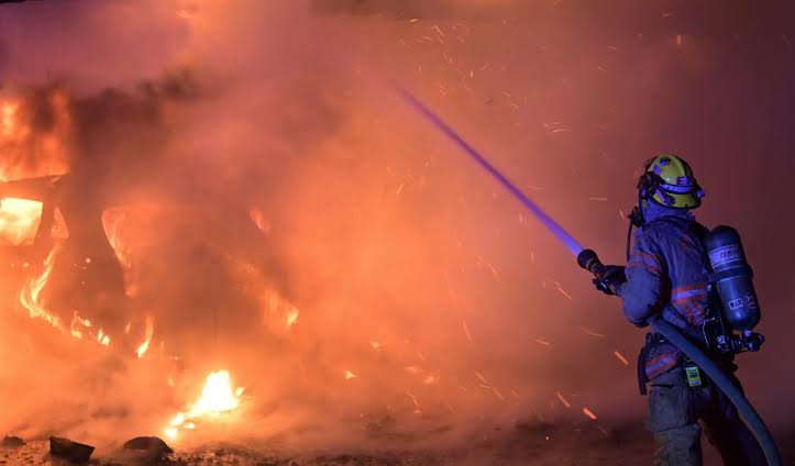 images (1) Massive Fire Breaks Out at Abandoned Centennial Mills Warehouse in Downtown Portland