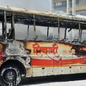 aa7wbv-1776936441722_d Bus Catches Fire on Mumbai-Pune Expressway, Driver Safely Evacuates 14 Passengers