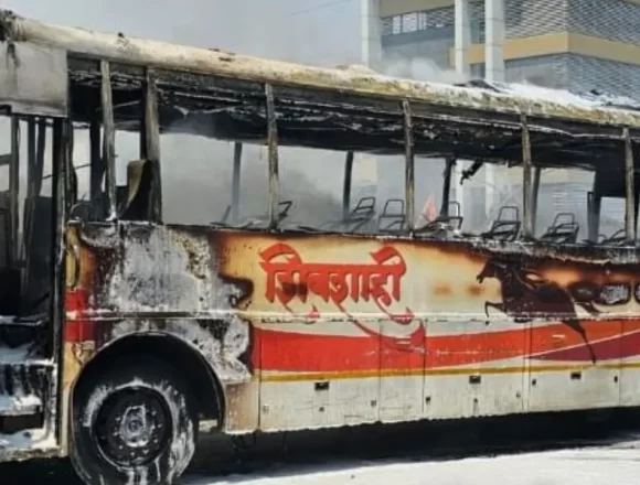 aa7wbv-1776936441722_d Bus Catches Fire on Mumbai-Pune Expressway, Driver Safely Evacuates 14 Passengers