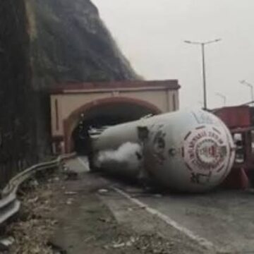 images (53) LPG Tanker Overturns on Delhi-Mumbai Expressway in Gujarat, Traffic Restricted During Gas Transfer