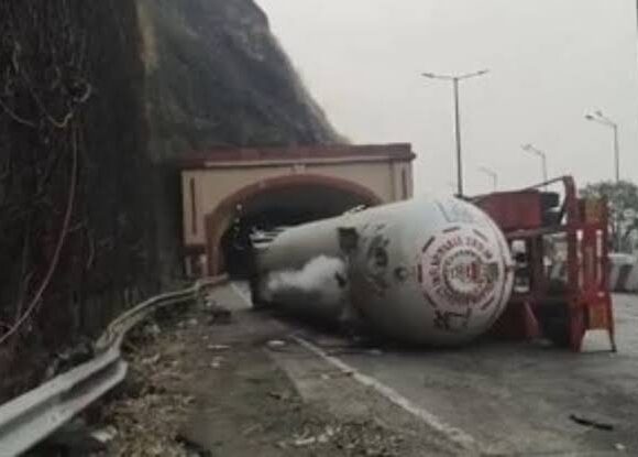 LPG Tanker Overturns on Delhi-Mumbai Expressway in Gujarat, Traffic Restricted During Gas Transfer