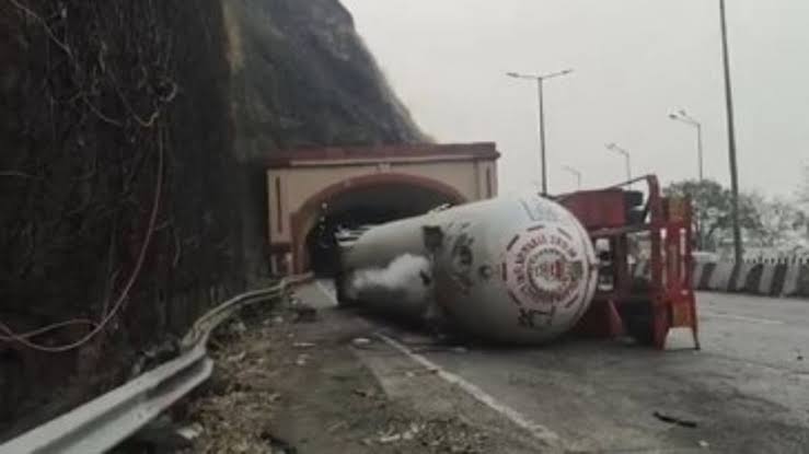 images (53) LPG Tanker Overturns on Delhi-Mumbai Expressway in Gujarat, Traffic Restricted During Gas Transfer